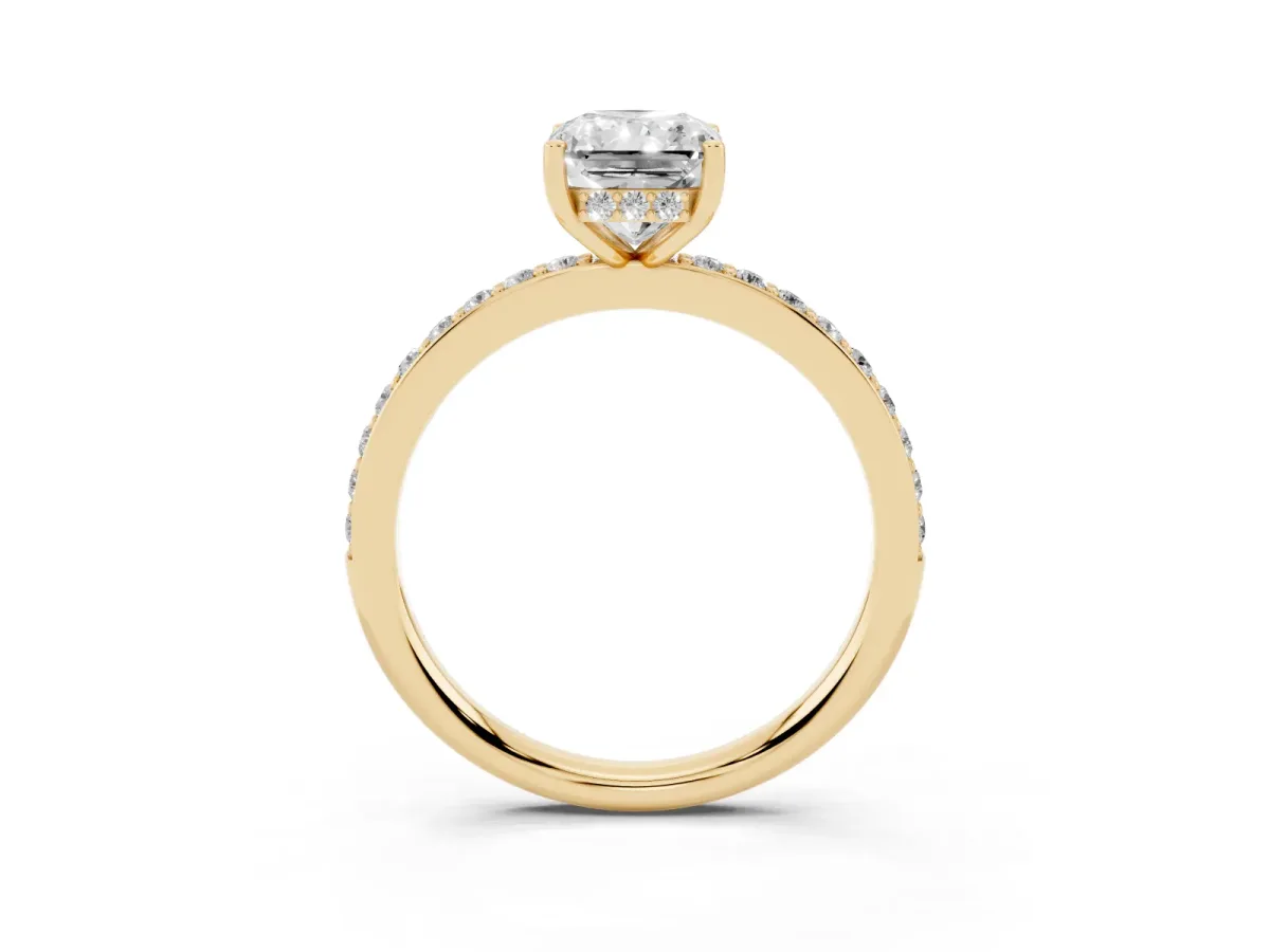 Radiant Cut Cut Diamond Pavé Band Ring with Four-Prong Setting Yellow gold