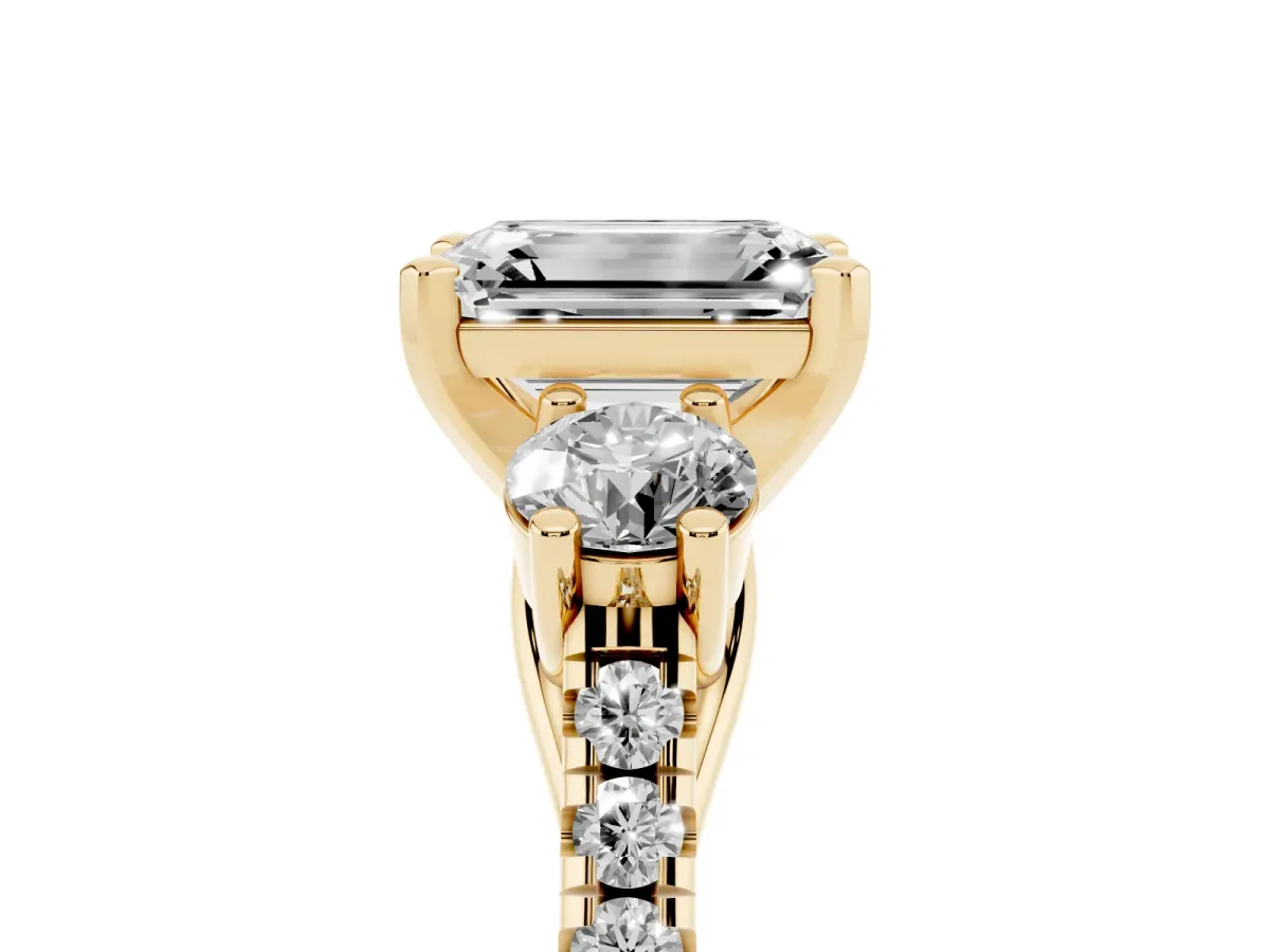 Three-Stone Emerald Cut Diamond Pavé Band with Four-Prong Setting Yellow gold