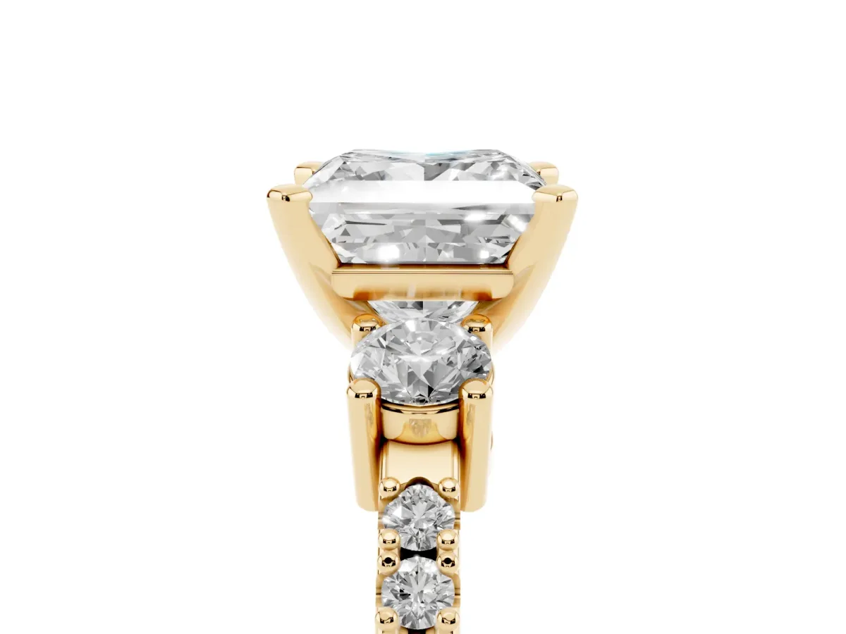 Princess Cut Three-Stone Diamond Pavé Band with Prong Setting Yellow gold