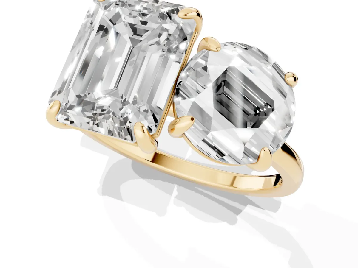 Round and Emerald Toi Moi Ring with Prong Setting and Plain Band Yellow gold