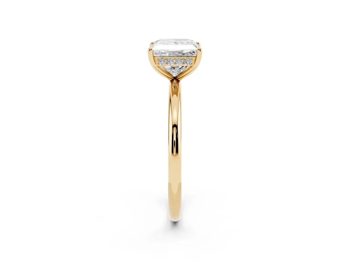 Princess Cut Solitaire Diamond Ring with a Classic Band and Four-Prong Setting Yellow gold