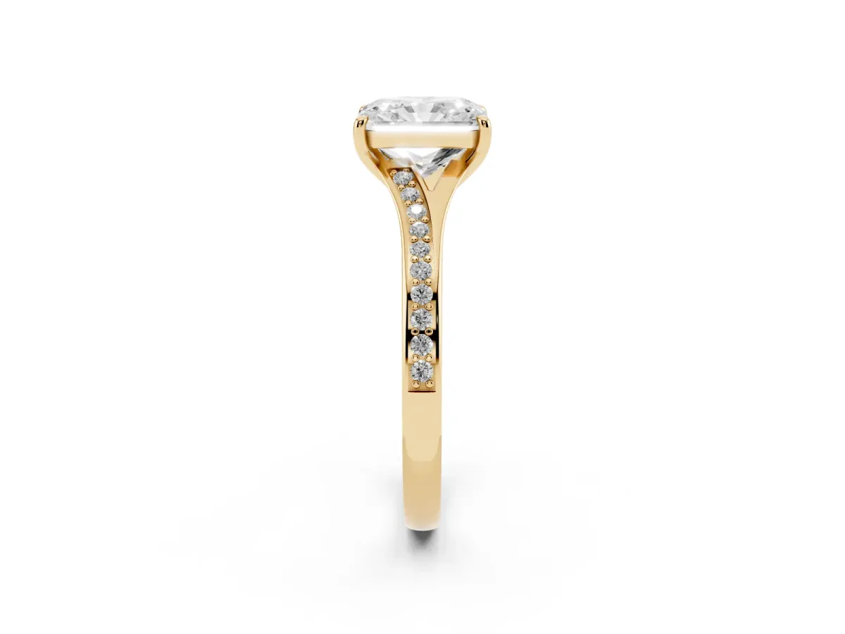 Radiant Cut Diamond Solitaire Ring with Pavé Band and Prong Setting Yellow gold