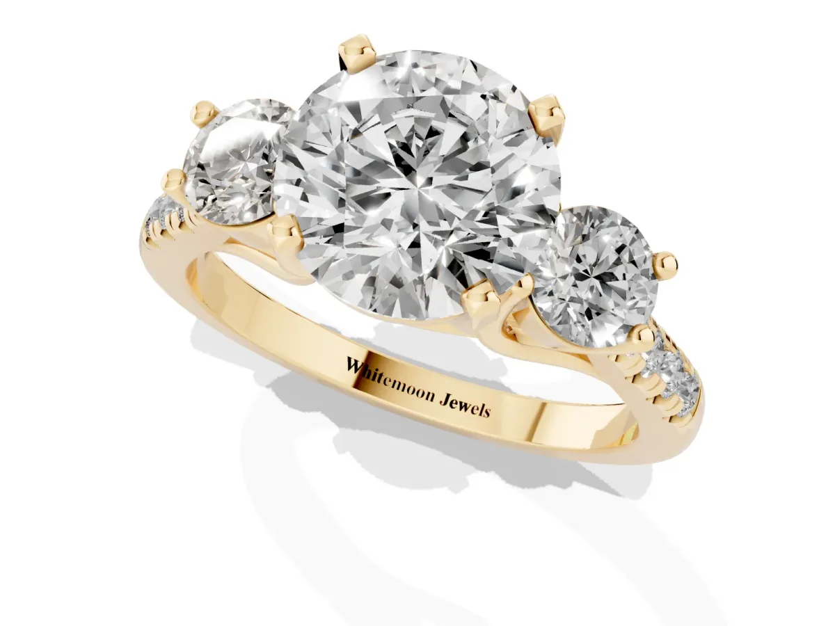 Three-Stone Round Cut Diamond Pavé Band with Four-Prong Setting Yellow gold
