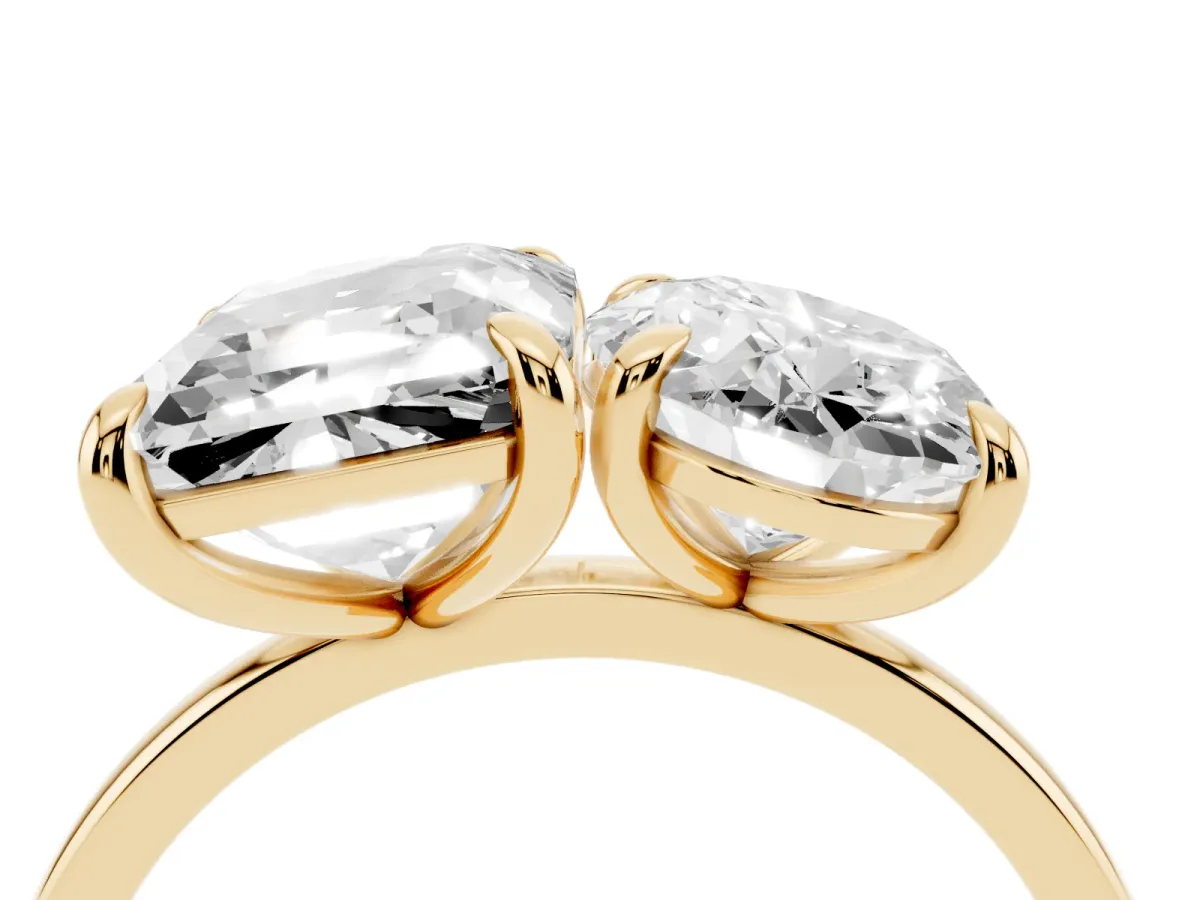Oval and Emerald Toi Moi Ring with Prong Setting and Plain Band Yellow gold