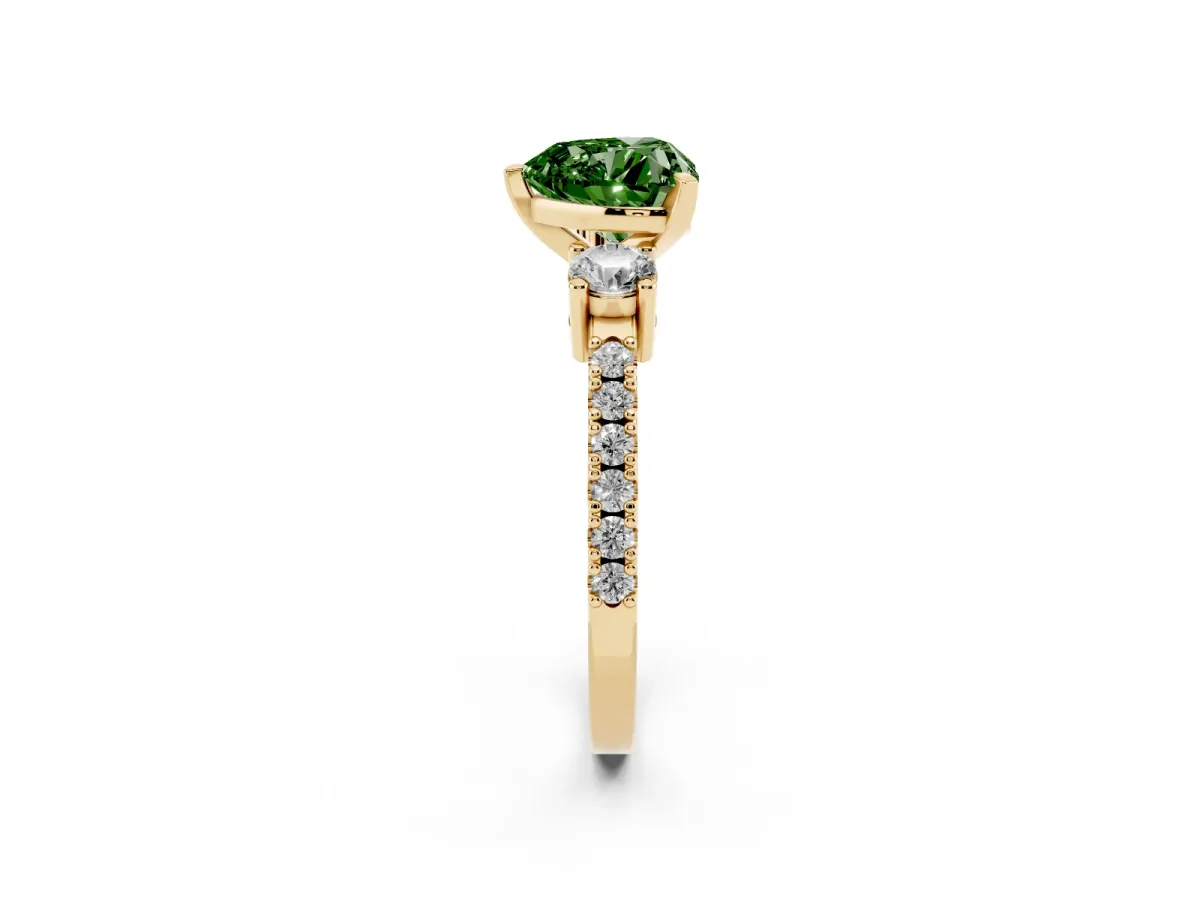 Fancy Green Heart Cut Three-Stone Diamond Pavé Band with Prong Setting Yellow gold