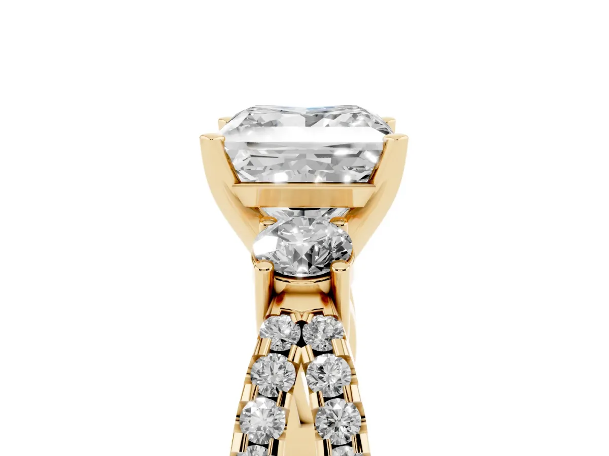 Princess Cut Diamond Three-Stone Ring with Pavé Split Shank and Four-Prong Setting Yellow gold