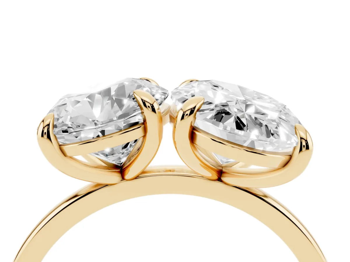 Round and Oval Toi Moi Ring with Prong Setting and Plain Band Yellow gold