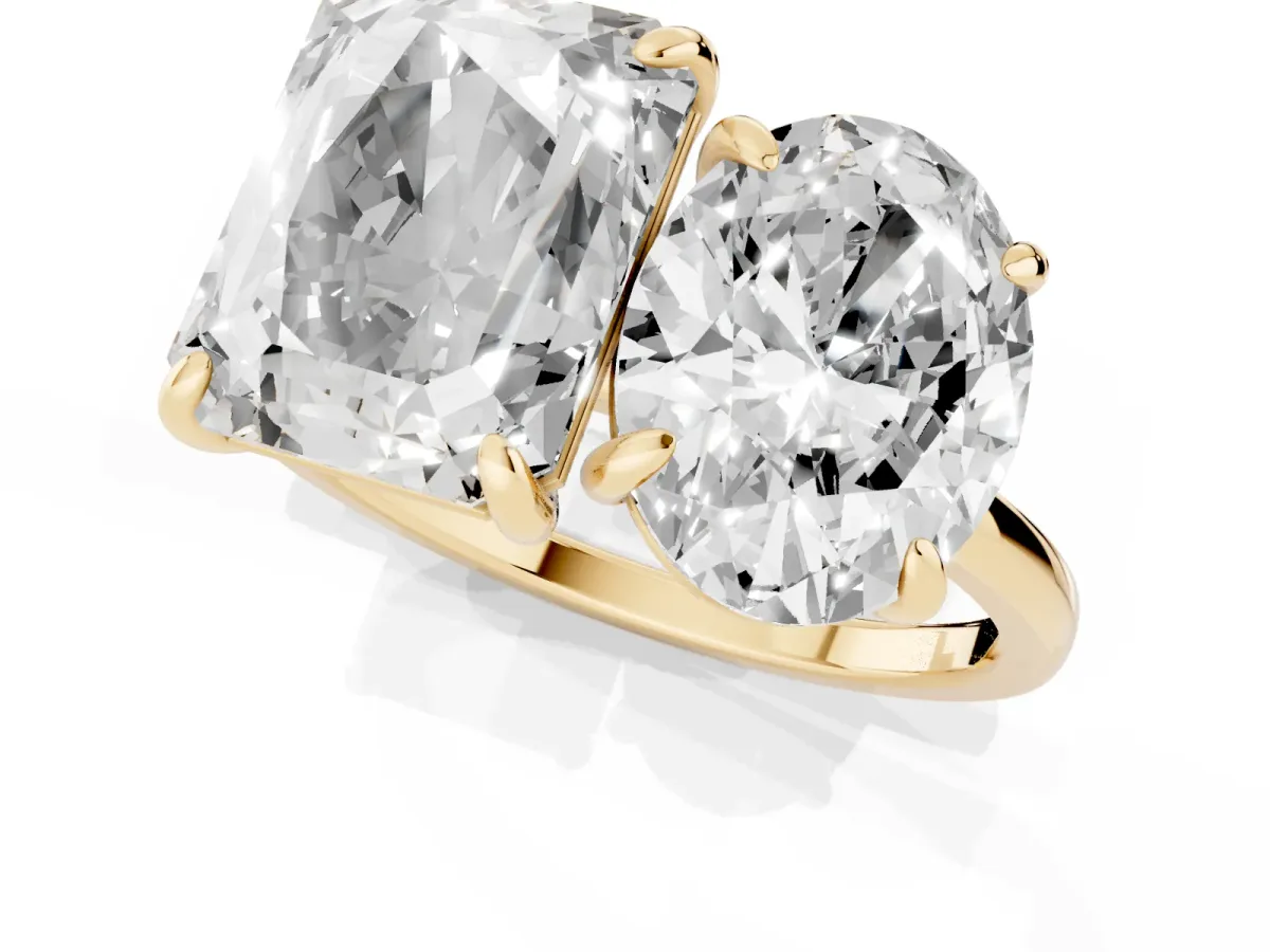 Oval and Emerald Toi Moi Ring with Prong Setting and Plain Band Yellow gold