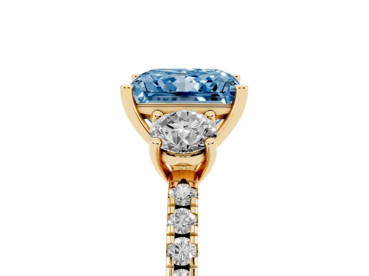Fancy Blue Three-Stone Princess Cut Cut Diamond Pavé Band with Prong Setting Yellow gold