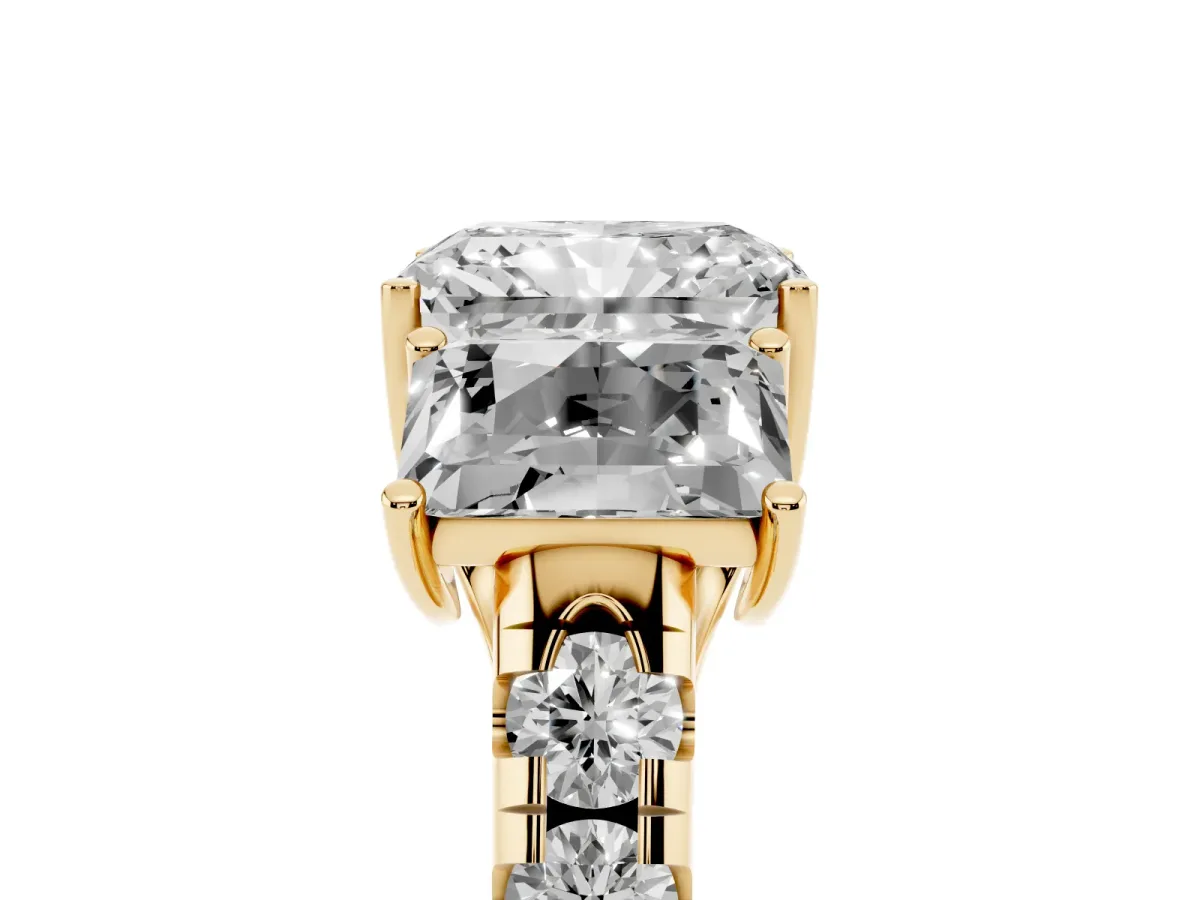 Three-Stone Radiant Cut Diamond Pavé Band with Prong Setting Yellow gold