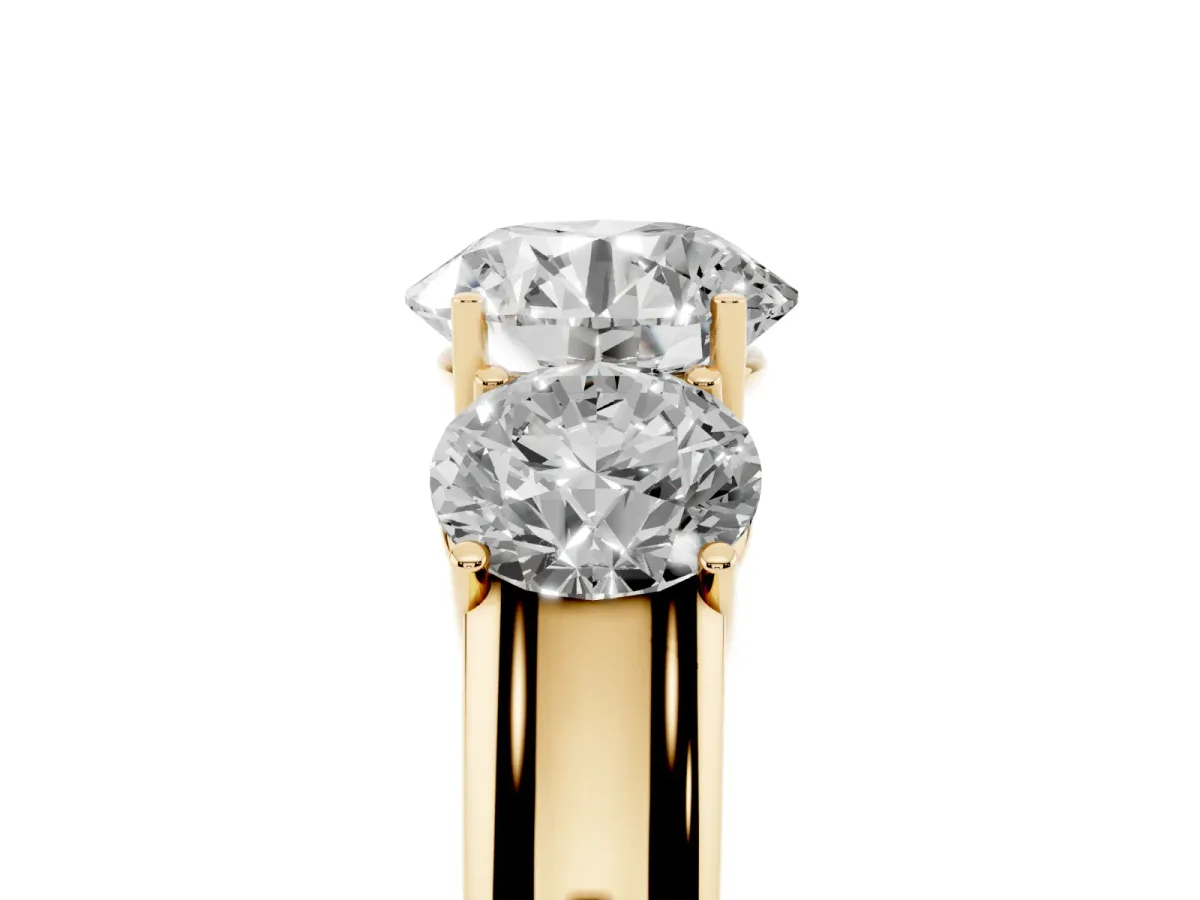 Three-Stone Round Cut Cut Diamond Ring with Prong Setting and Classic Band Yellow gold