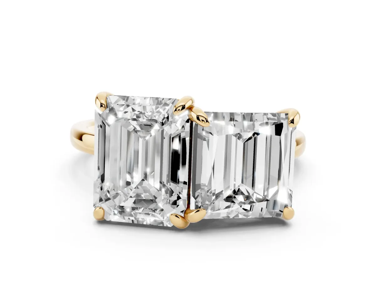 Emerald and Princess Toi Moi Ring with Prong Setting and Plain Band Yellow gold