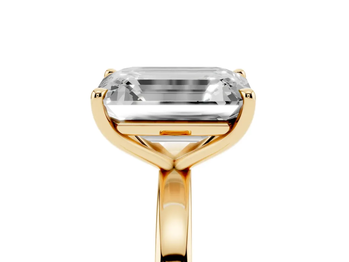Oval Cut and Emerald Cut Toi Moi Ring with Prong Setting Yellow gold