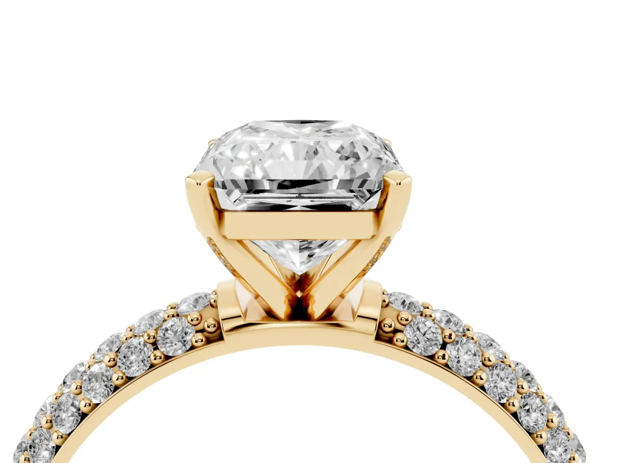 Radiant Cut Diamond Solitaire Ring with Prong Setting and Pavé Band Yellow gold