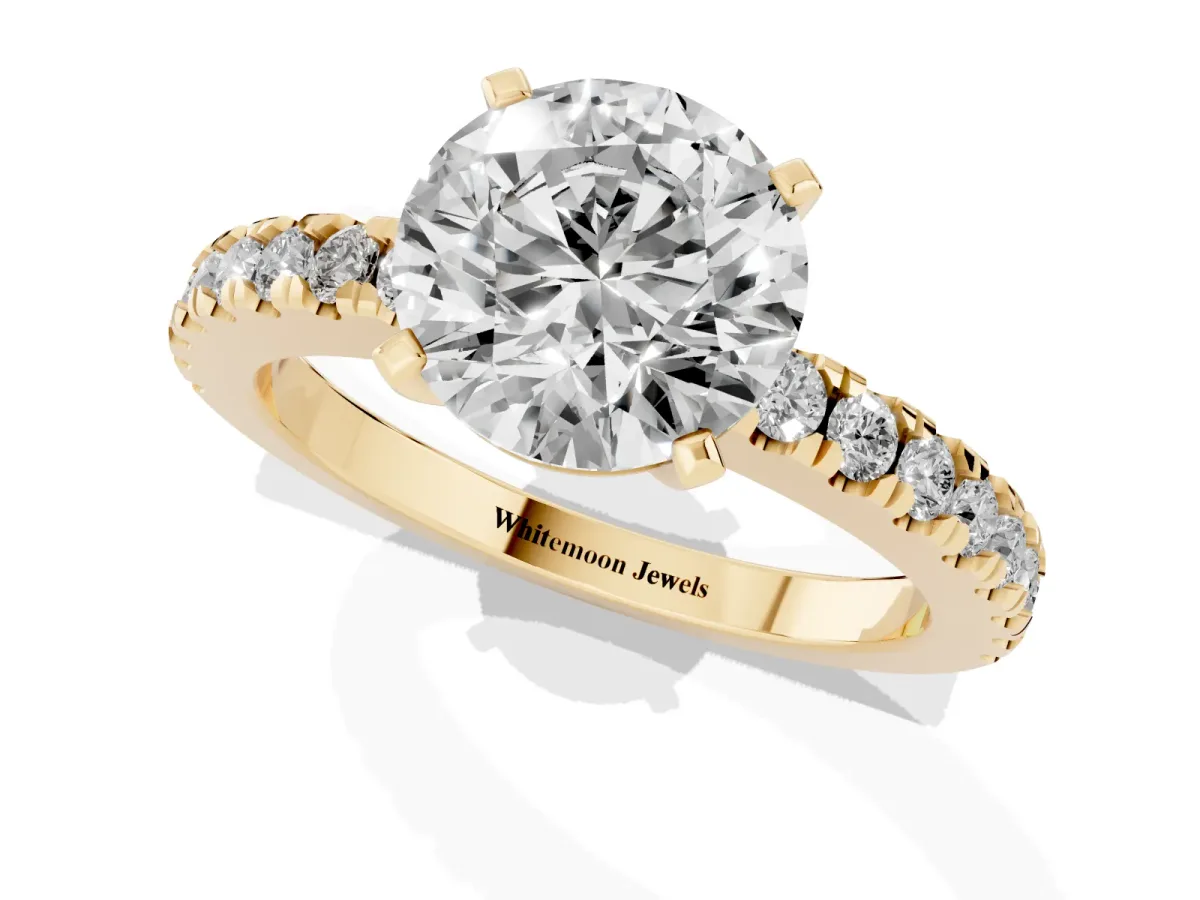 Round Cut Solitaire Diamond with Pavé Band and Four-Prong Setting Yellow gold