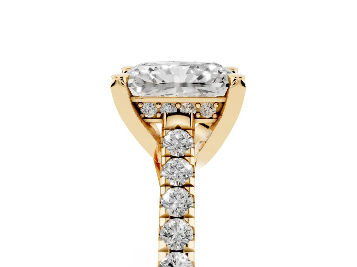 Radiant Cut Brilliant Diamond Solitaire with Pavé Band and Four-Prong Setting Yellow gold