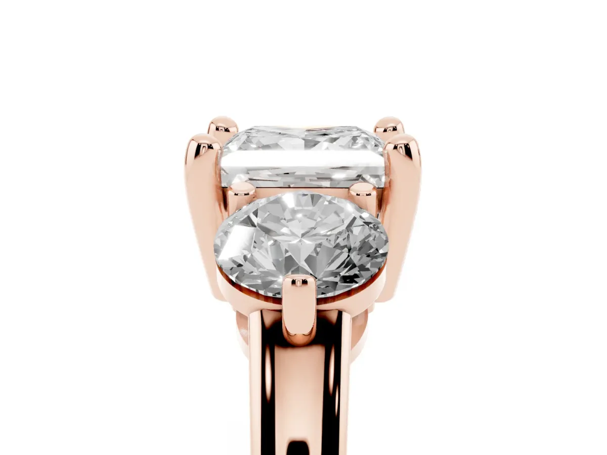 Three-Stone Princess Cut Brilliant Cut Solitaire Ring with Prong Setting on a Classic Band Rose gold