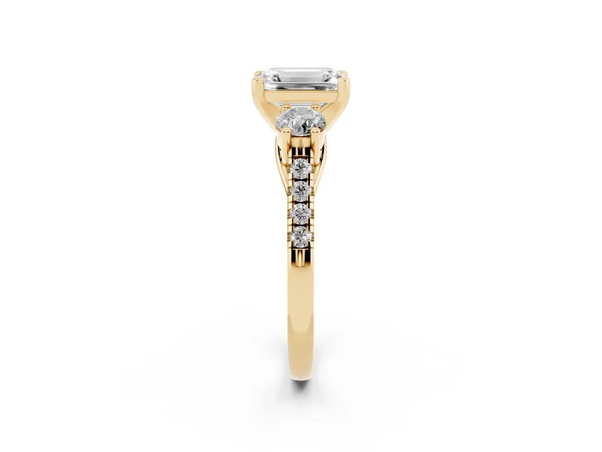 Three-Stone Emerald Cut Diamond Pavé Band with Four-Prong Setting Yellow gold