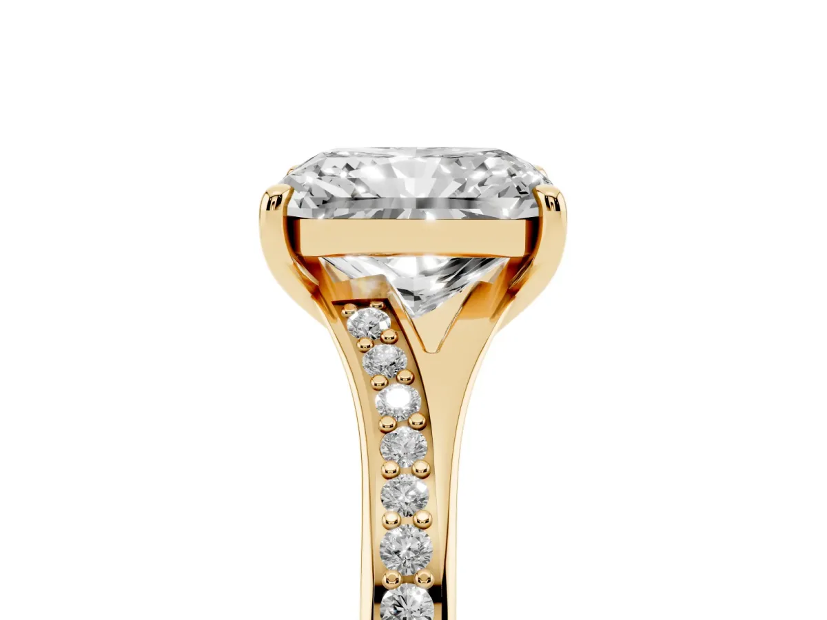 Radiant Cut Diamond Solitaire Ring with Pavé Band and Prong Setting Yellow gold