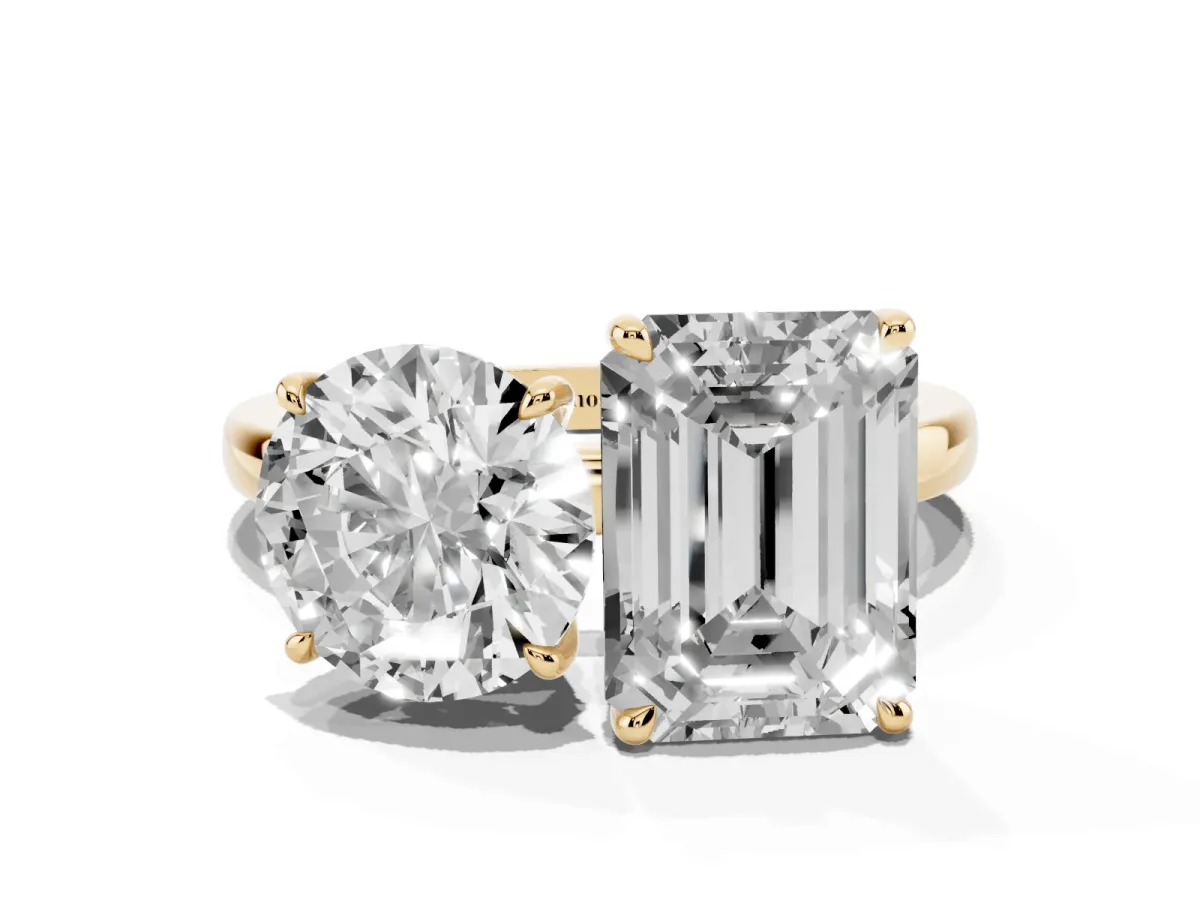 Round Cut and Emerald Cut Toi Moi Ring with Prong Setting Yellow gold
