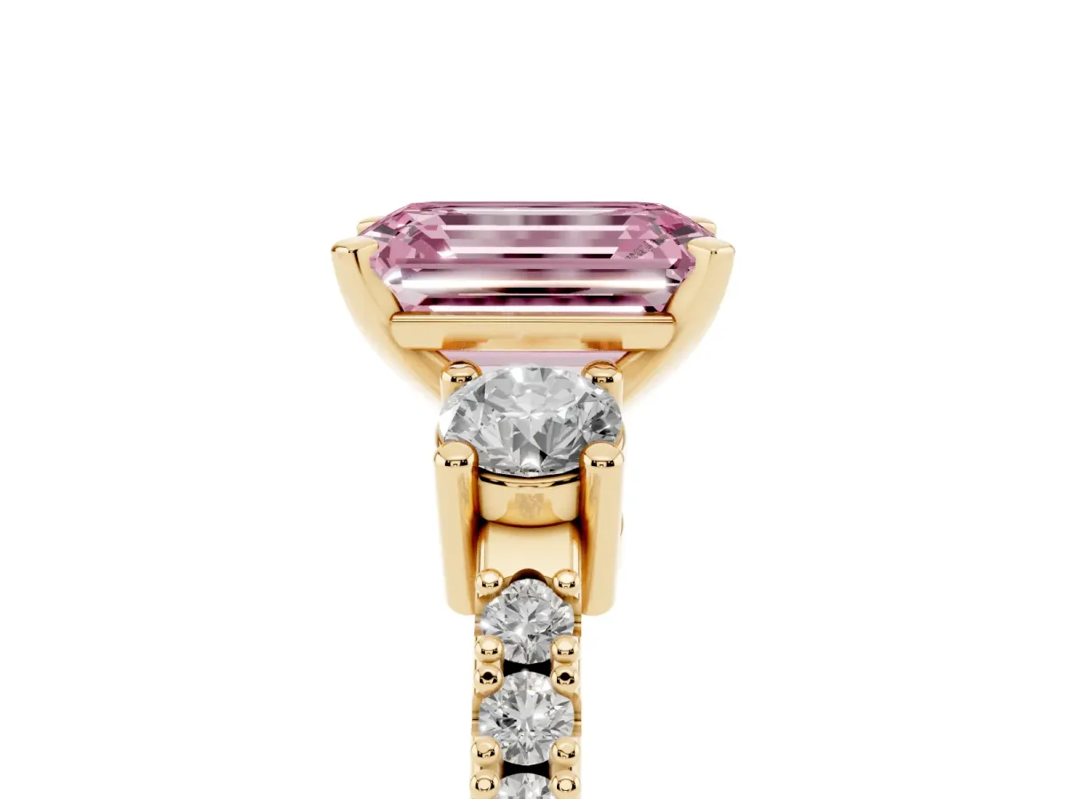 Fancy Pink Emerald Cut Three-Stone Diamond Pavé Band with Prong Setting Yellow gold