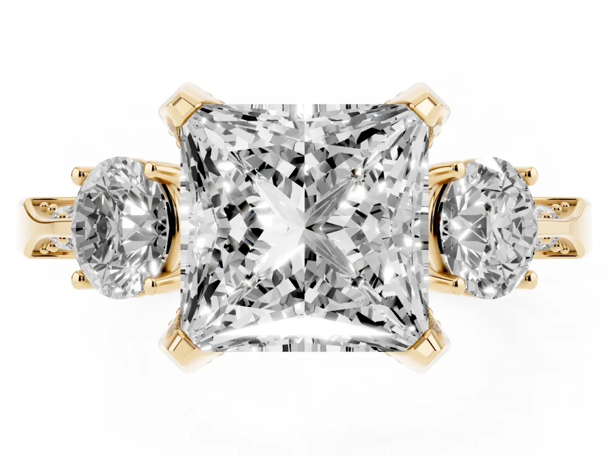 Princess Cut Brilliant Three-Stone Diamond Ring with Pavé Band and Four-Prong Setting Yellow gold