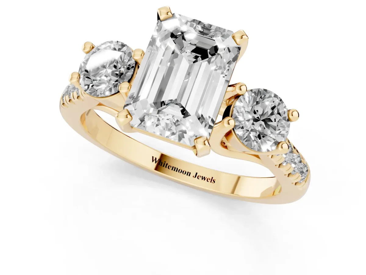 Three-Stone Emerald Cut Diamond Pavé Band with Four-Prong Setting Yellow gold