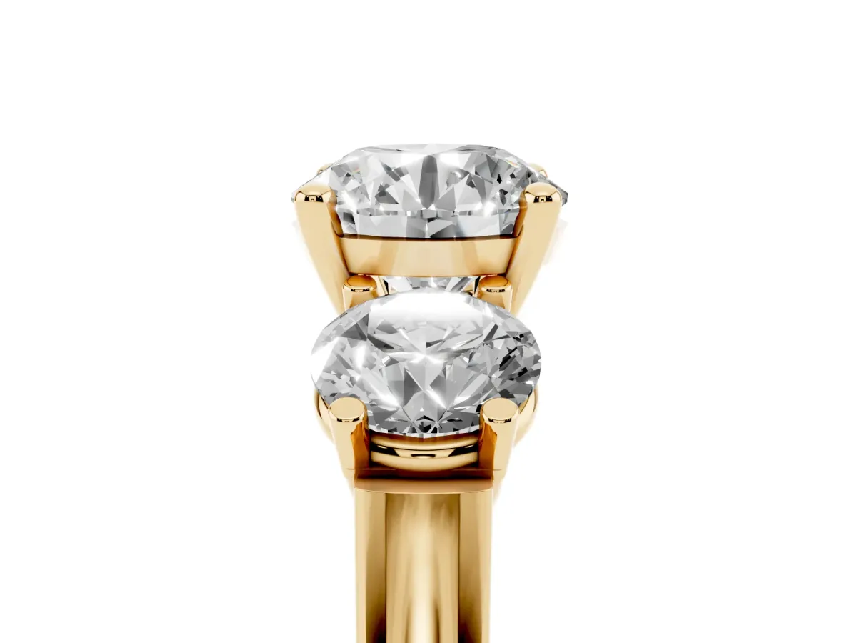 Three-Stone Round Cut Brilliant Diamond Trellis Ring with Comfort Fit Band Yellow gold