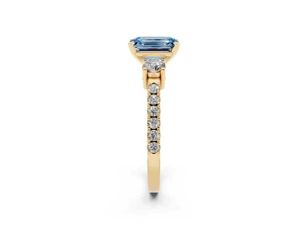 Fancy Blue Emerald Cut Three-Stone Diamond Pavé Band with Prong Setting Yellow gold