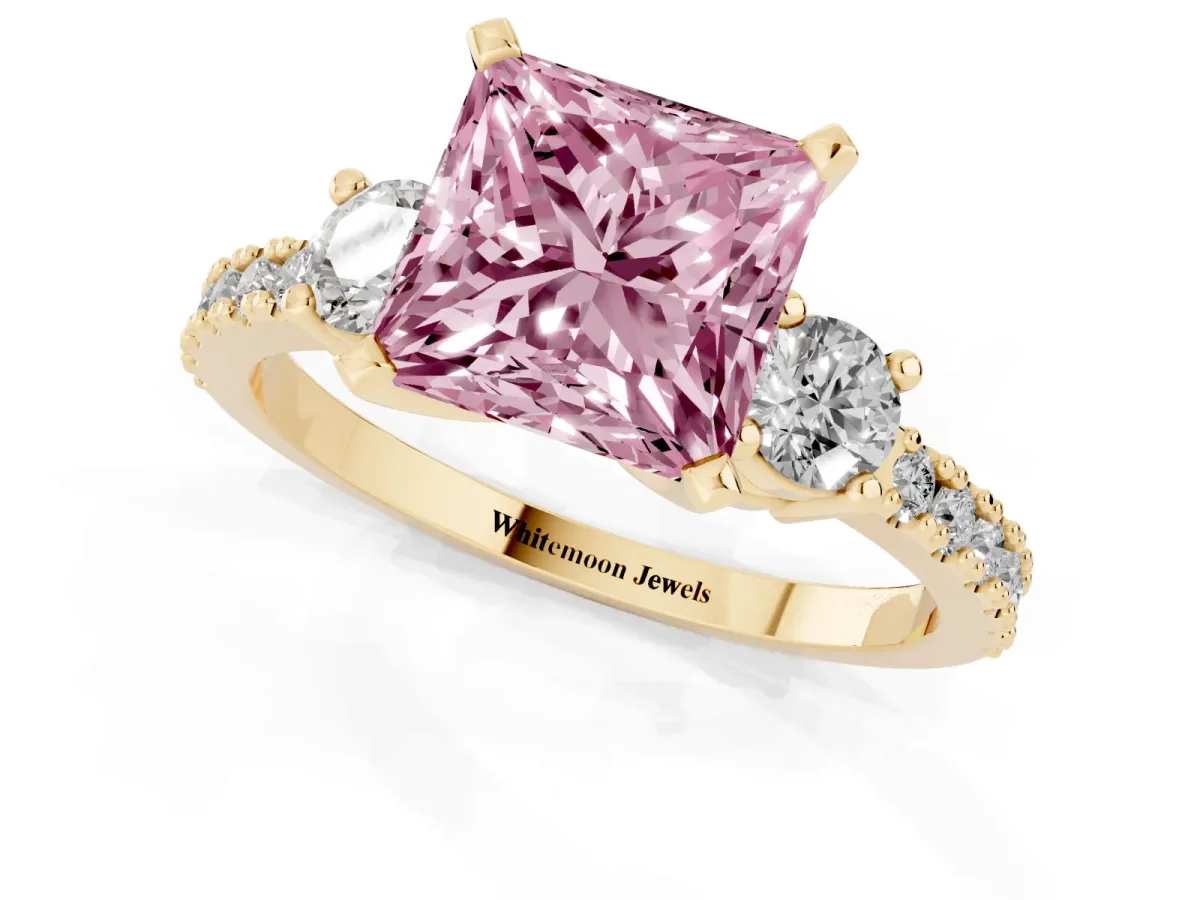 Fancy Pink Princess Cut Three-Stone Diamond Pavé Band with Prong Setting Yellow gold