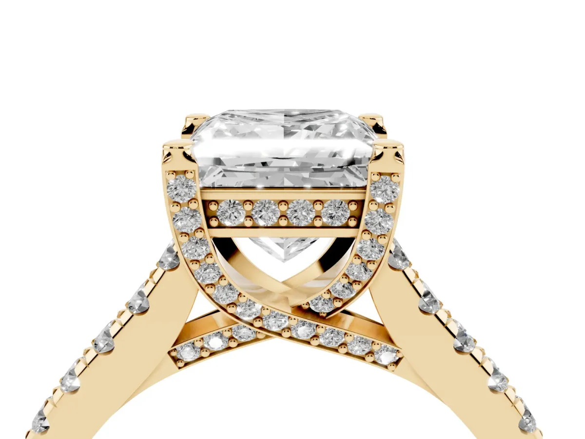 Princess Cut Brilliant Diamond Solitaire with Pavé Band and Four-Prong Setting Yellow gold