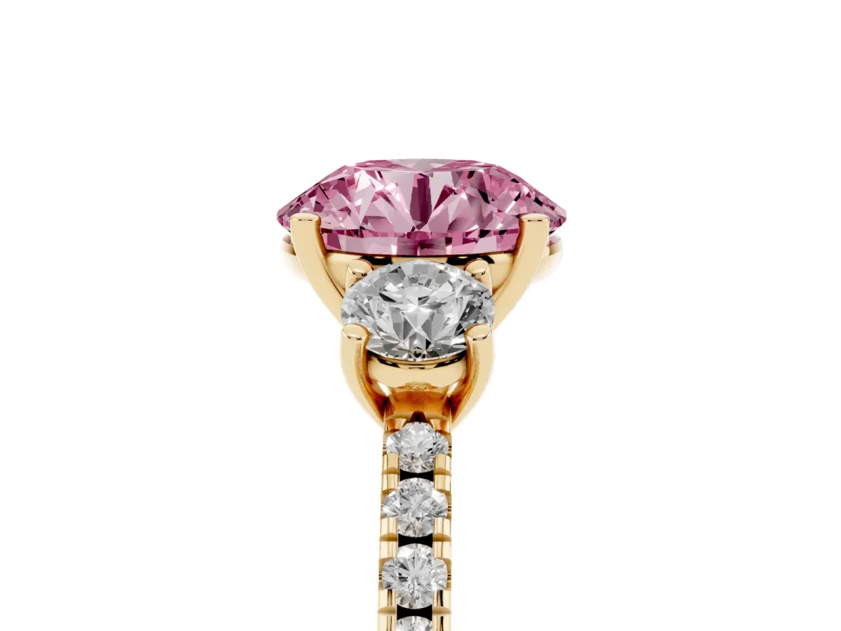 Fancy Pink Three-Stone Round Cut Cut Diamond Pavé Band with Prong Setting Yellow gold