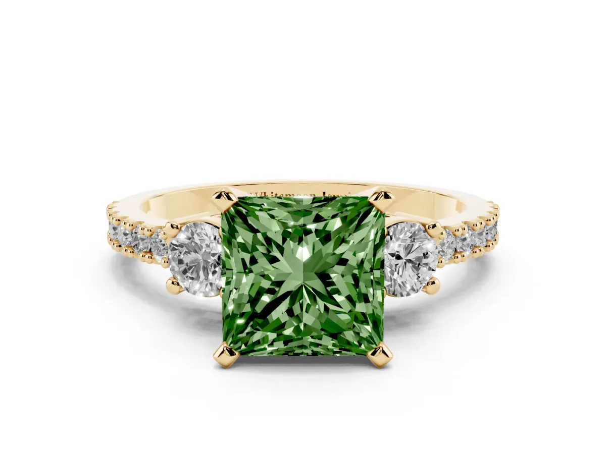 Fancy Green Princess Cut Three-Stone Diamond Pavé Band with Prong Setting Yellow gold