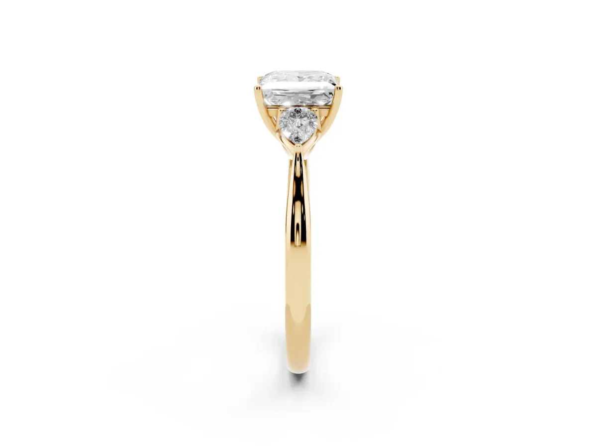 Three-Stone Princess Cut Brilliant Diamond Solitaire Ring with Tapered Band and Four-Prong Setting Yellow gold