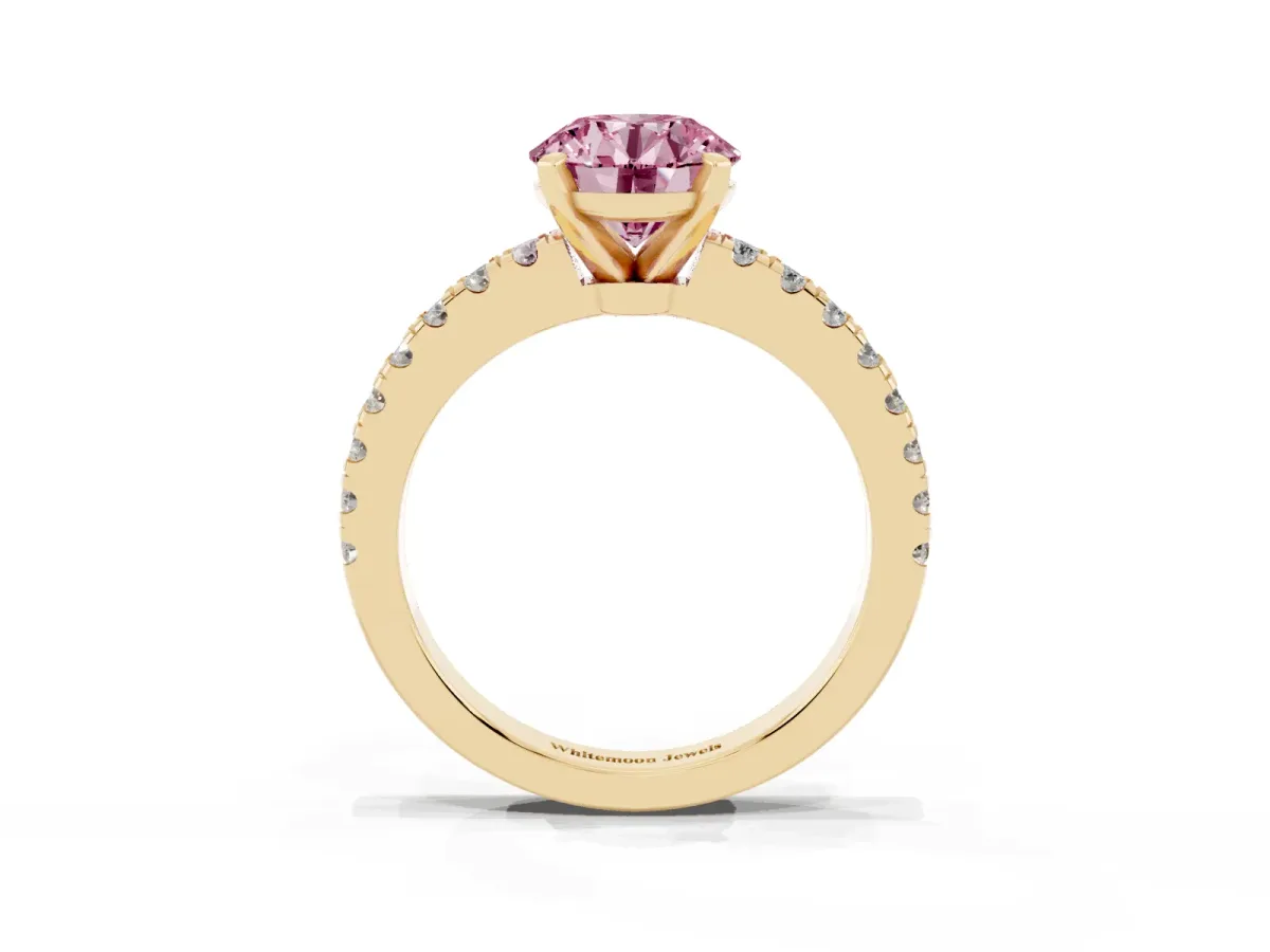Fancy Pink Round Cut Solitaire Diamond with Pavé Band and Four-Prong Setting Yellow gold