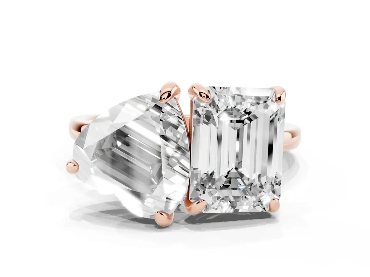 Emerald and Heart Toi Moi Ring with Prong Setting and Plain Band Rose gold