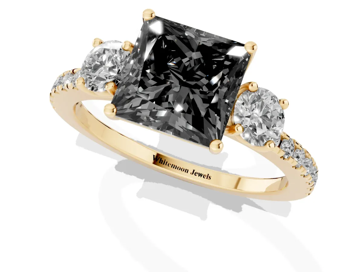 Fancy Black Three-Stone Princess Cut Cut Diamond Pavé Band with Prong Setting Yellow gold