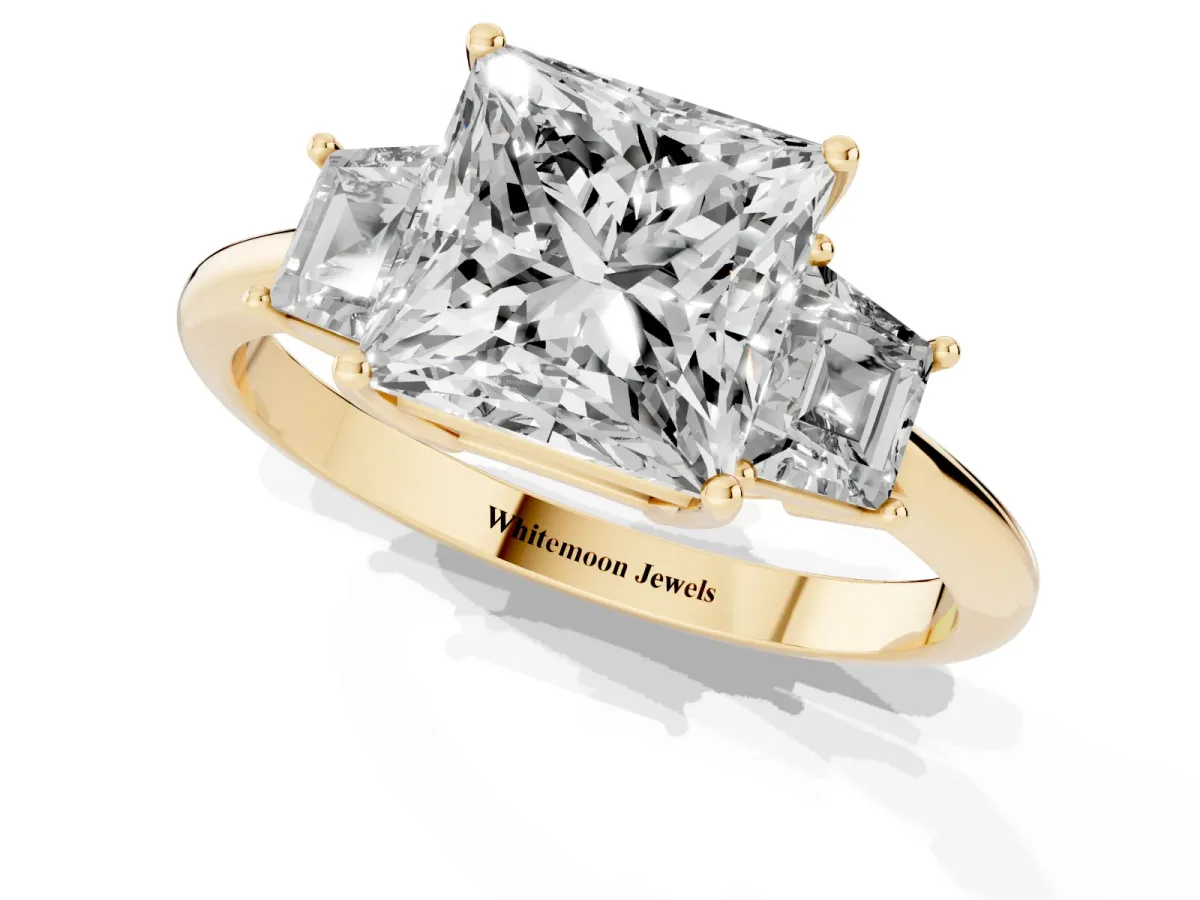 Princess Cut Diamond Three-Stone Ring with Trapezoid Side Stones and Prong Setting Yellow gold
