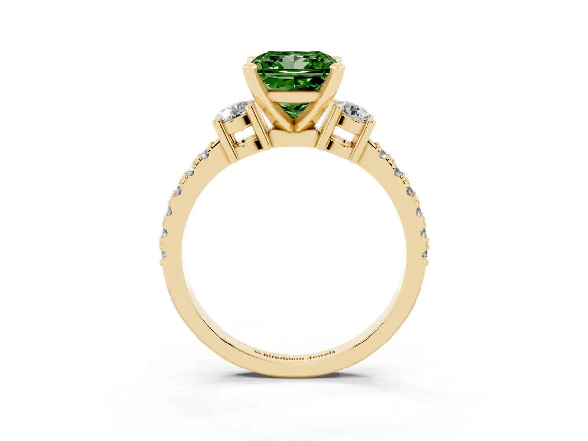Fancy Green Princess Cut Three-Stone Diamond Pavé Band with Prong Setting Yellow gold