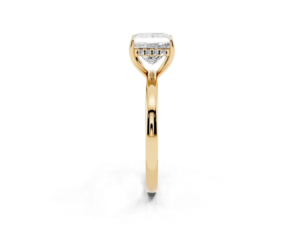 Princess Cut Solitaire Diamond Ring with Prong Setting and Plain Band Yellow gold