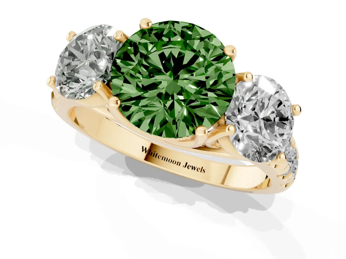 Fancy Green Three-Stone Round Cut Diamond Pavé Band with Prong Setting Yellow gold