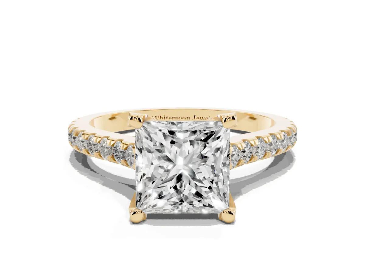 Princess Cut Brilliant Diamond Solitaire with Pavé Band and Four-Prong Setting Yellow gold