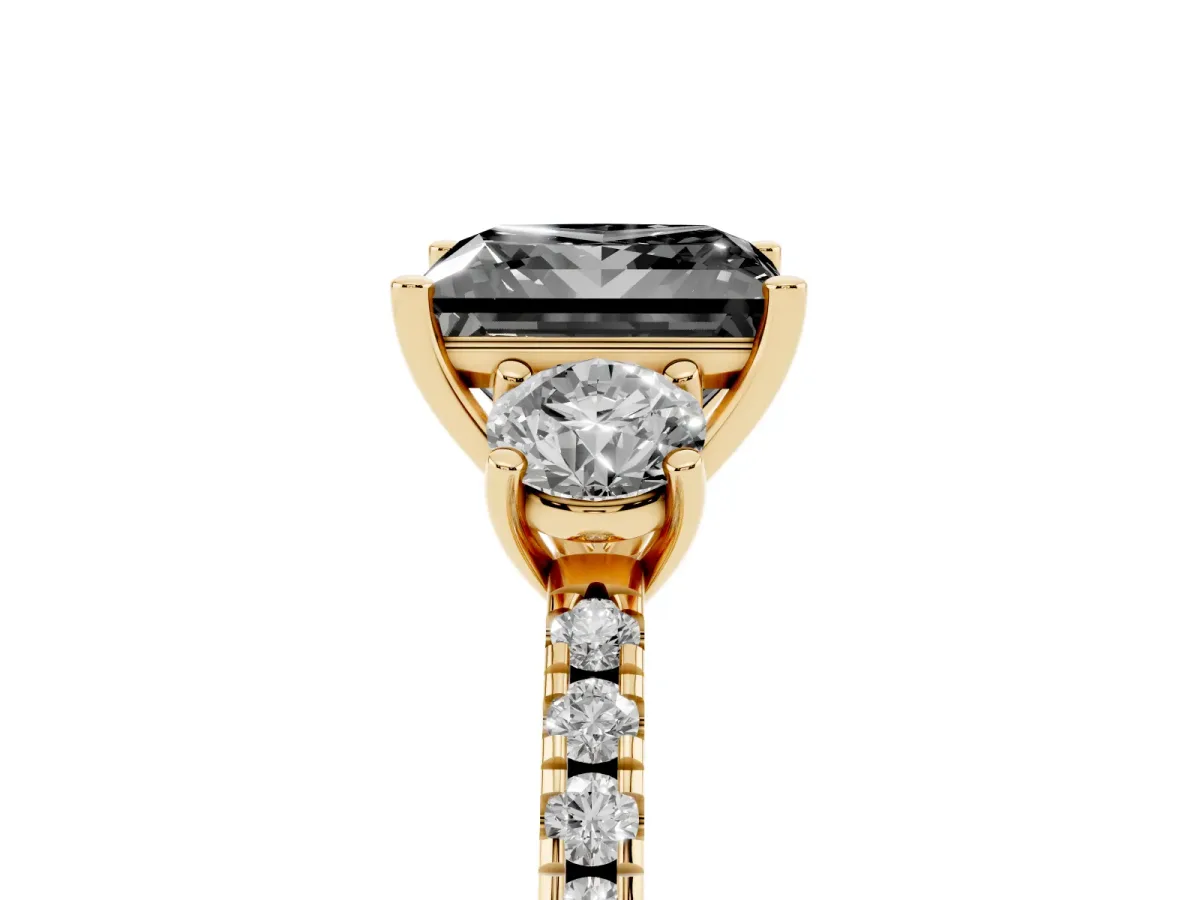 Fancy Black Three-Stone Princess Cut Cut Diamond Pavé Band with Prong Setting Yellow gold