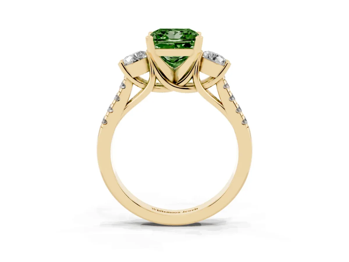 Fancy Green Three-Stone Princess Cut Diamond Pavé Band with Four-Prong Setting Yellow gold