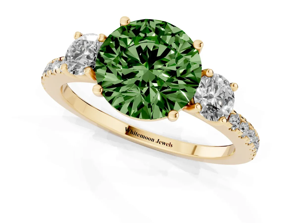 Fancy Green Three-Stone Round Cut Cut Diamond Pavé Band with Prong Setting Yellow gold