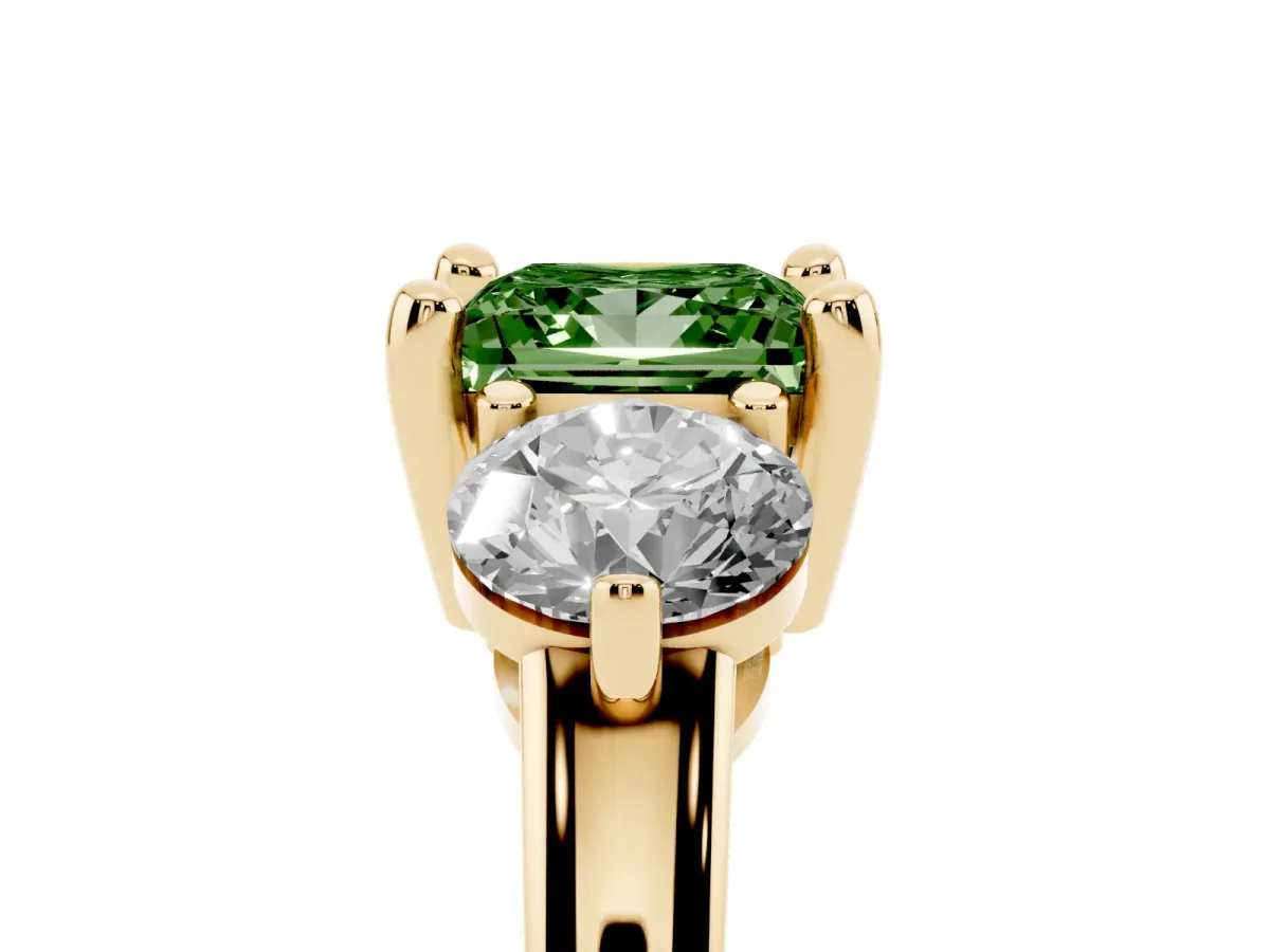 Fancy Green Three-Stone Princess Cut Brilliant Cut Solitaire Ring with Prong Setting on a Classic Band Yellow gold