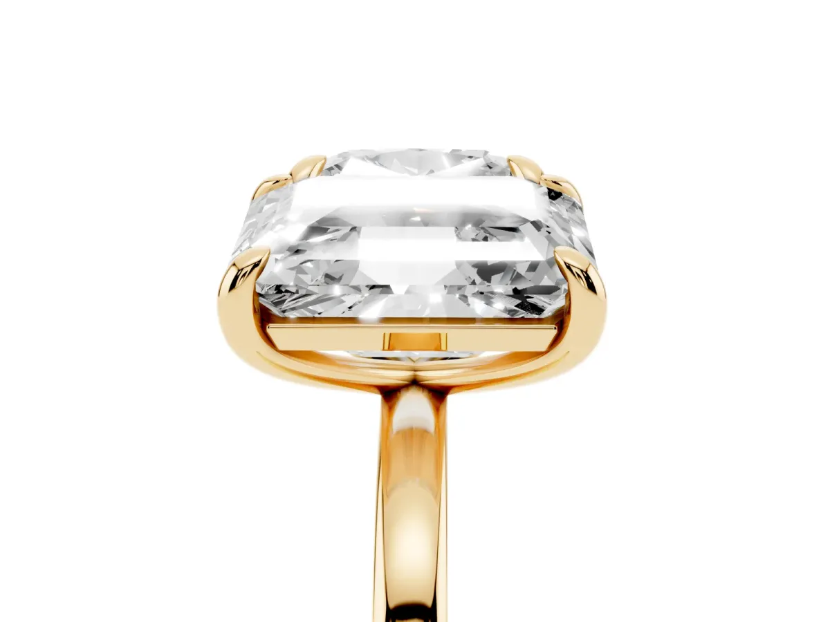 Cushion and Emerald Toi Moi Ring with Prong Setting and Plain Band Yellow gold