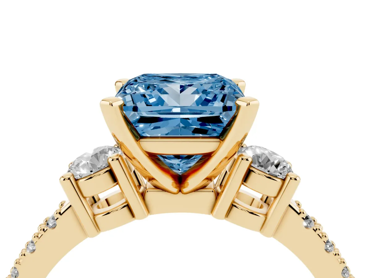 Fancy Blue Princess Cut Three-Stone Diamond Pavé Band with Prong Setting Yellow gold
