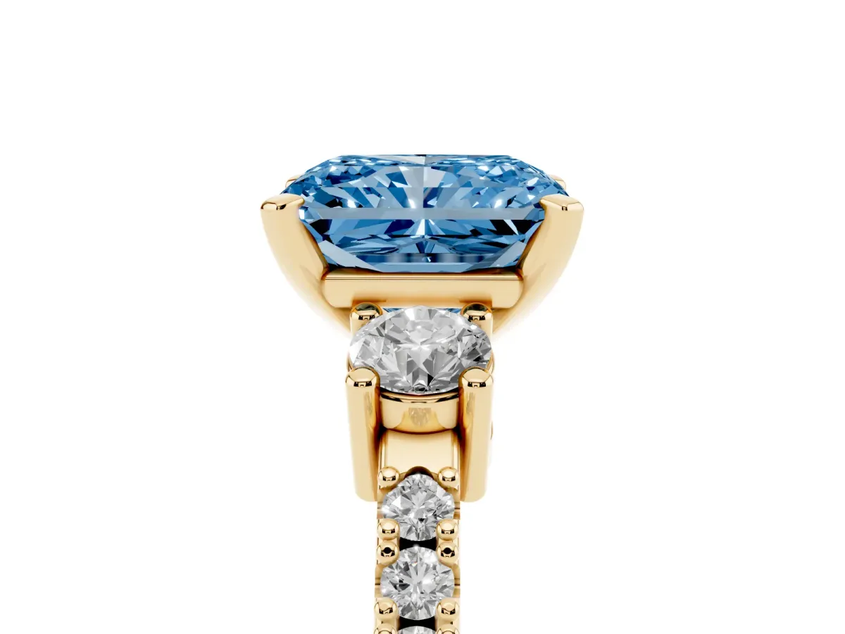 Fancy Blue Radiant Cut Three-Stone Diamond Pavé Band with Prong Setting Yellow gold