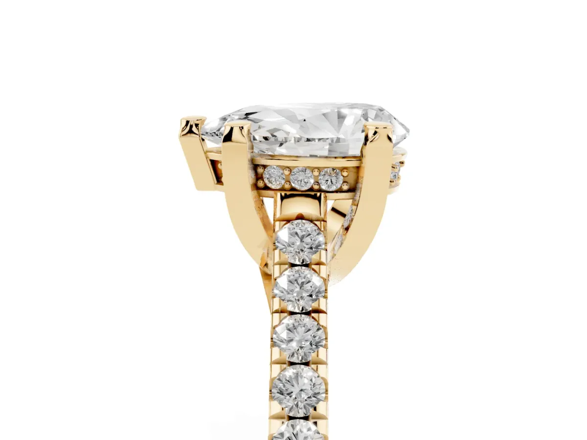 Pear Cut Brilliant Diamond Solitaire with Pavé Band and Four-Prong Setting Yellow gold